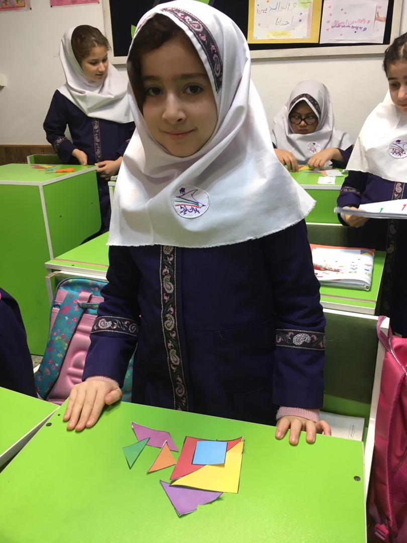 بازی با تانگرام در زنگ ریاضی کلاس سوم